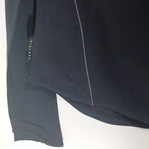 UNDER ARMOUR "fitted" activewear, crew neck, pullover" black top. Size XS. NWT - Picture 3 of 14